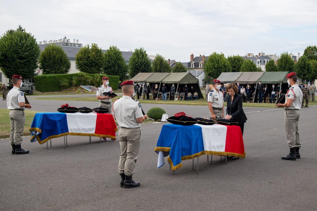 CEMAT_FR's tweet photo. Aux côtés de la MINARM @florence_parly pour rendre hommage à l'engagement total de nos deux frères d'armes du #1RHP tombés au Mali. Nous leur devons une profonde reconnaissance, la promesse de faire vivre leur mémoire et d'entourer leurs familles. https://t.co/x3XYMe8W6m