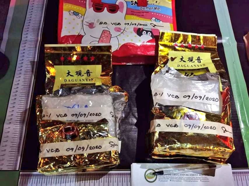 ABSCBNNews's tweet photo. Over P2.7-million worth of shabu placed in Chinese tea packs were confiscated from a woman at a buy-bust operation in Pio Del Pilar, Makati City. (📸: PDEA) | via @anjo_bagaoisan https://t.co/nt2ncuFsyM