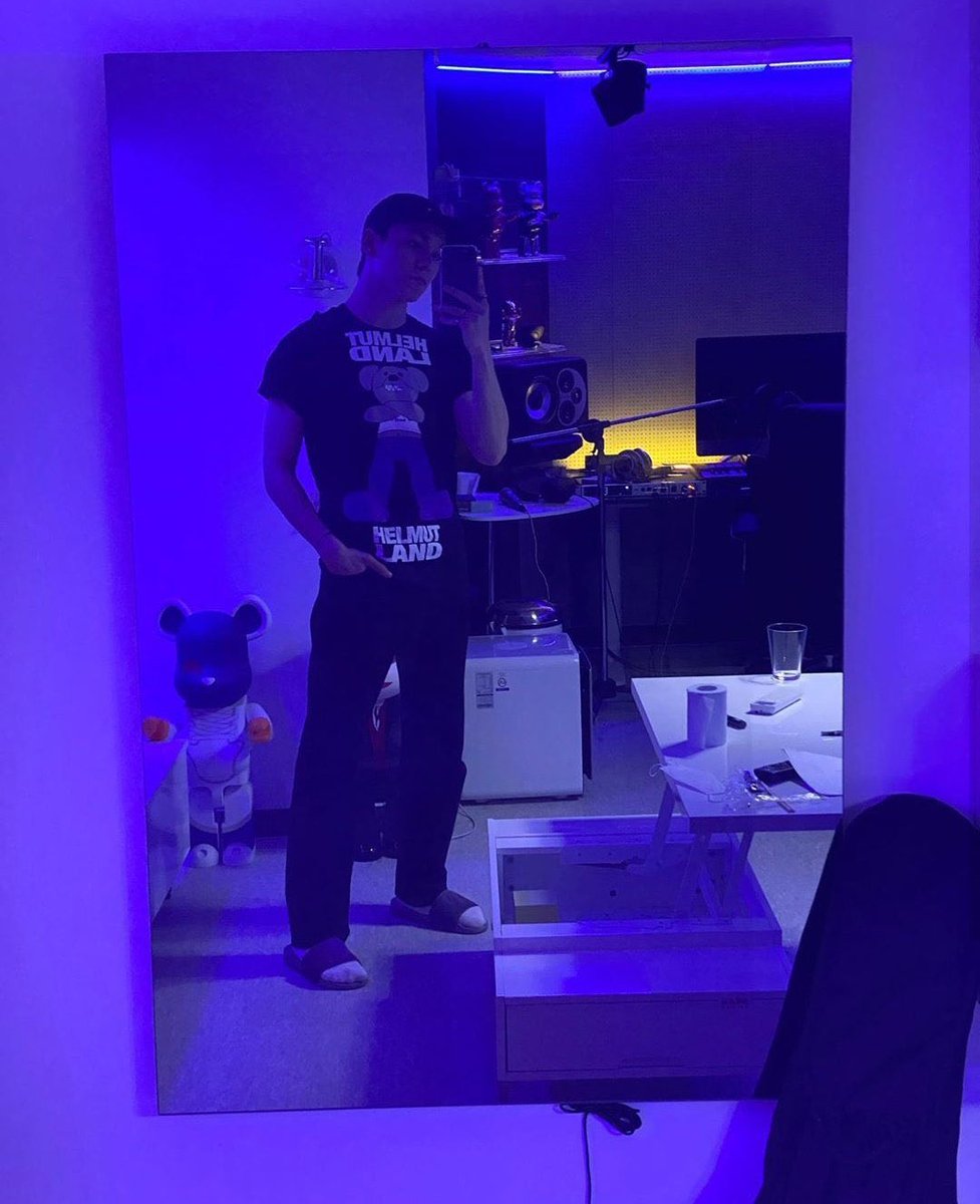 dolly’s > if u think couprangs chill nope dolly’s chill CHILL> dont know shit abt twt drama, here for svt, vern and for good vibes only > has the best music taste + good fashion taste > cries everytime vernon drops content > loves to swerve lanes but vernon always