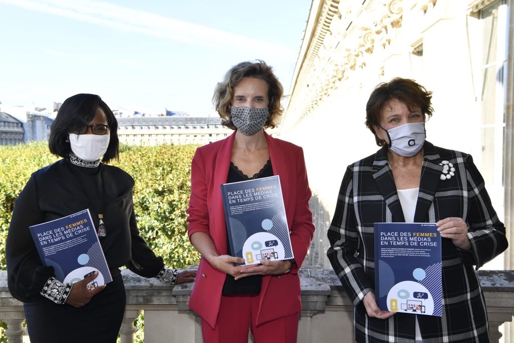 Missionnée par le <a href="/gouvernementFR/">Gouvernement</a> depuis avril sur la place des #Femmes dans les #médias en temps de crise, je remets aujourd’hui mes travaux à <a href="/R_Bachelot/">Roselyne Bachelot</a> et <a href="/1ElisaMoreno/">Élisabeth Moreno</a>. #MissionFemMedias 🎙🗞📺

➡️ Pour consulter le rapport : celine-calvez.fr/wp-content/upl…