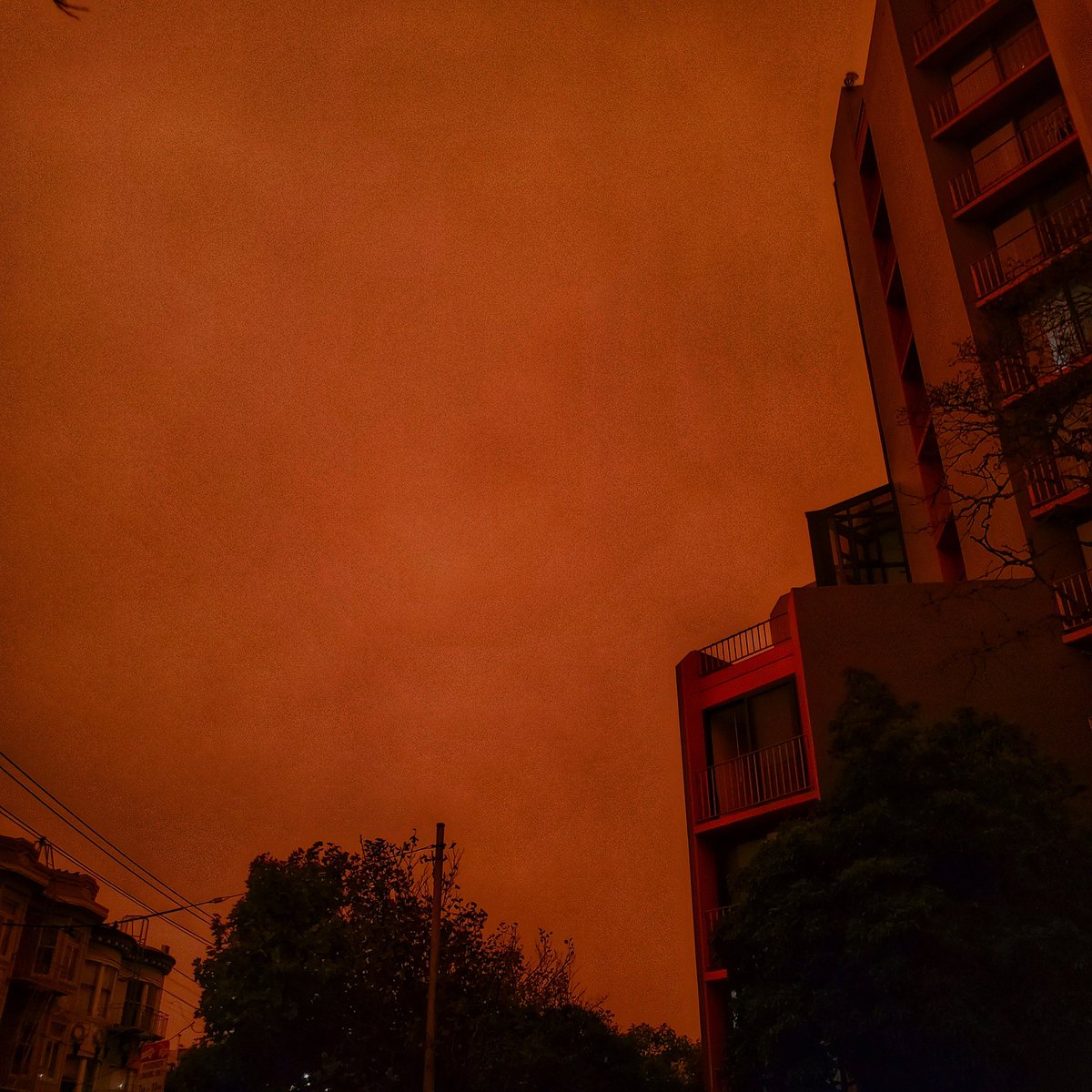 jbirdsf's tweet image. I've lived in CA my entire life. I've experienced many wildfires. Seen &amp;amp; smelled smokey air &amp;amp; orange skies. My fam's been evacuated on a few occasions &amp;amp; I've been purchasing n95 masks since the late 90's. NEVER seen the sky this apocalyptic &amp;amp; dark. Pic taken at 10am. It's UNREAL.