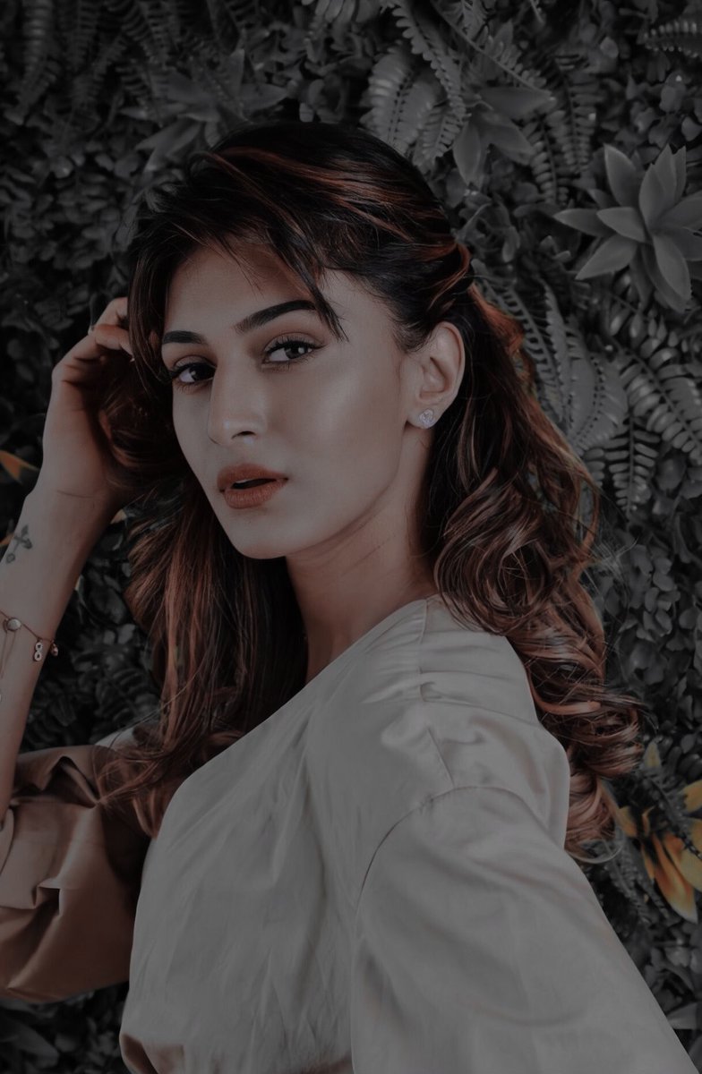 EJF_Lovers's tweet photo. I’m crying : why is she so stunning tho.🖤😩
-

@IamEJF 
#KasautiiZindagiiKay #EricaFernandes #PrernaSharma #KZK #EJF #EricaBackToRock https://t.co/tj38OCtvHw