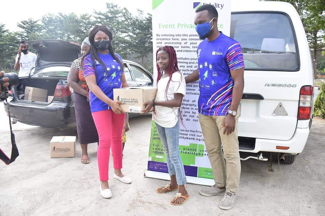 fidelitybankplc's tweet photo. Our E-Banking Team recently visited various locations to provide relief materials to help sickle cell warriors stay healthier during the pandemic.
This was in collaboration with @scafnigeria, as the Team’s #CSR initiative through the Fidelity Helping Hands Programme.
#FHHP https://t.co/oOyscUhE7a