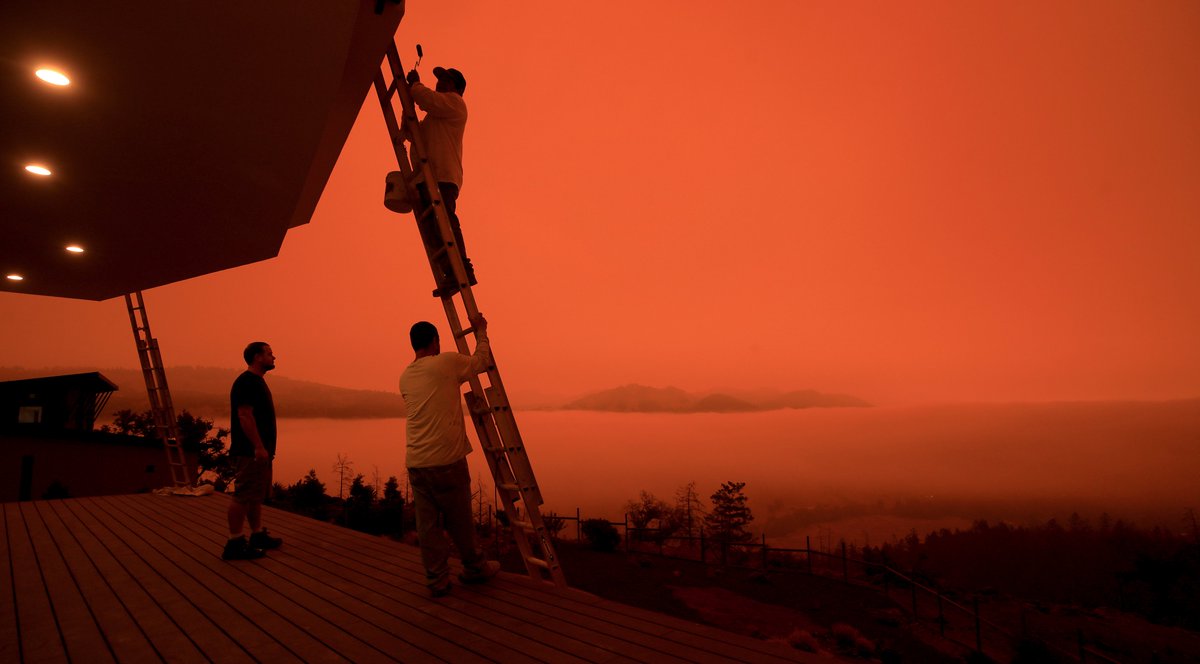 kentphotos's tweet image. Orange sky in the morning, everyone take warning. Smoke from #CaliforniaFires shrouds Sonoma County, most likely from the #AugustComplexfire #oakfire and #Bearfire. pressdemocrat.com/article/news/s… @NorthBayNews @NWSBayArea