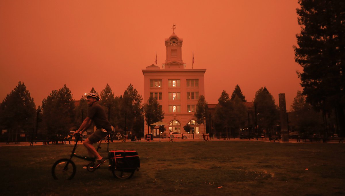 kentphotos's tweet image. Orange sky in the morning, everyone take warning. Smoke from #CaliforniaFires shrouds Sonoma County, most likely from the #AugustComplexfire #oakfire and #Bearfire. pressdemocrat.com/article/news/s… @NorthBayNews @NWSBayArea