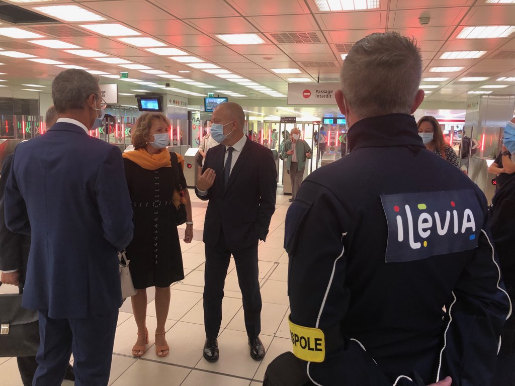 MA_Debon's tweet photo. Aujourd’hui avec les collaborateurs de @KeolisLille : fière de l'engagement de nos équipes au service des voyageurs du réseau @ilevia_actu pour une #mobilité sûre et de qualité dans tous les modes de transport de la métropole de #Lille. https://t.co/HQuN6r9DpL