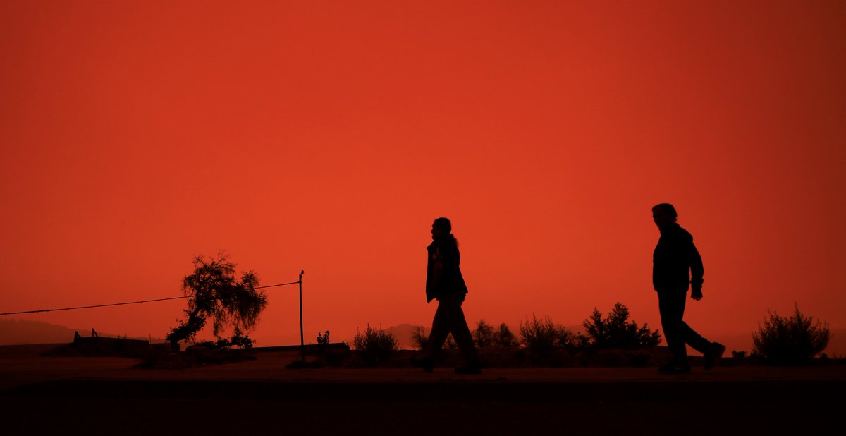 kentphotos's tweet image. Orange sky in the morning, everyone take warning. Smoke from #CaliforniaFires shrouds Sonoma County, most likely from the #AugustComplexfire #oakfire and #Bearfire. pressdemocrat.com/article/news/s… @NorthBayNews @NWSBayArea