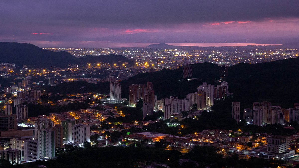 tirsolecointere's tweet photo. "Subir al Casupo aún de noche y hacer fotos de la ciudad hasta el amanecer". Otras fotos que he querido hacer desde que empecé en la fotografía.

Sin duda alguna el Lago de Valencia es el protagonista de la escena. https://t.co/fu6TkFIp0f