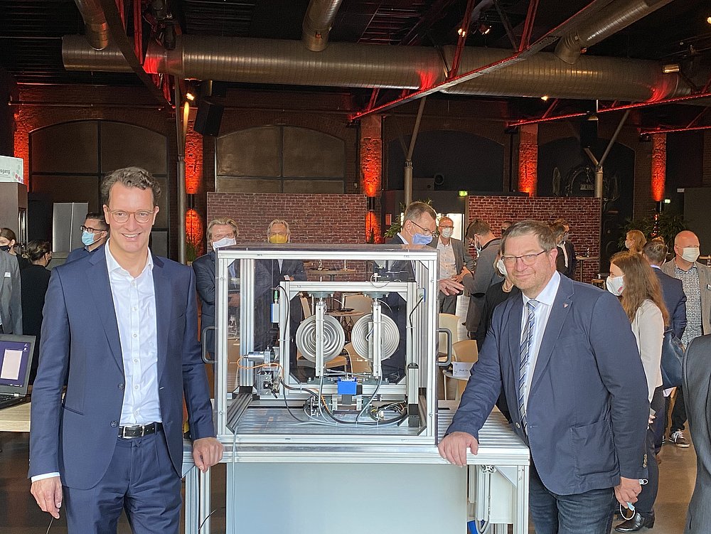 Werden MonoCabs OWL bald die #Mobilität auf der Schiene im ländlichen Raum stärken? Die Förderbescheide für das Zukunftsprojekt wurden schonmal an uns und unsere Partner überreicht. <a href="/FraunhoferLemgo/">FraunhoferLemgo</a> <a href="/LEL_Museumsbahn/">Landeseisenb. Lippe</a> FH Bielefeld @Regionale2022  Mehr dazu: bit.ly/35mQlg7