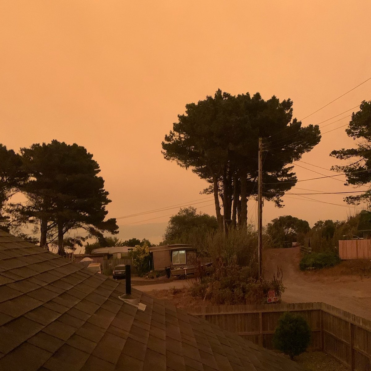 kjwarbri's tweet image. Katelyn's view from her room this morning vs the normal view. #Oakfire about 100 miles south and #RedSalmonComplex fire about 40 miles east of her.