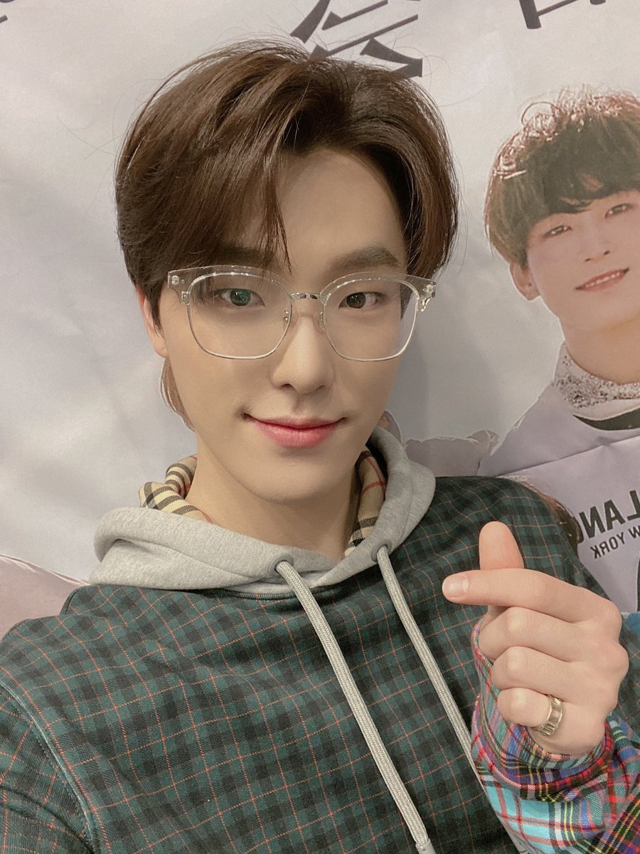 dinonara’s > i love u guys but lowkey scared of u> u pray for a new danceology every night > one minute u guys are laughing at dino next thing u know ur crying bec ur v proud of him > yall are the backbone of this fandom, u guys hella brave and can achieve anything