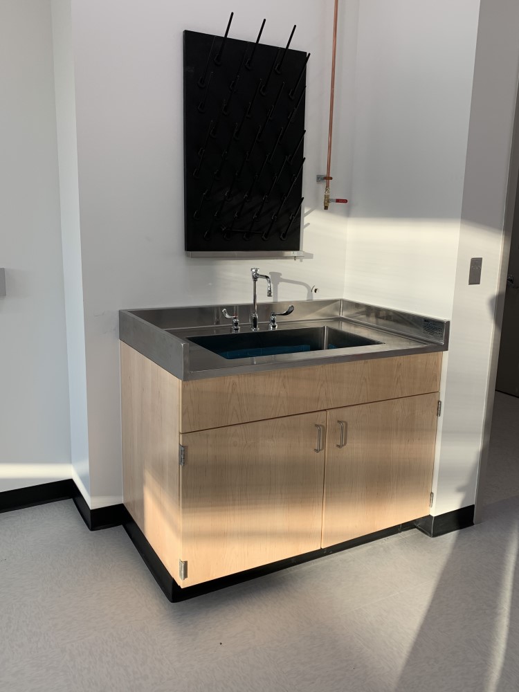 Fundermax_LA's tweet image. Medtronic is a world the leading manufacturer of wound closure products and advanced surgical devices. At their facility in North Haven, CT, Sydney Science installed maple wood casework with black fundermax phenolic countertops.
#fundermax #labfurniture #labplanning #laboratory