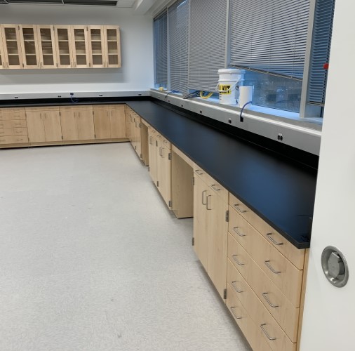 Fundermax_LA's tweet image. Medtronic is a world the leading manufacturer of wound closure products and advanced surgical devices. At their facility in North Haven, CT, Sydney Science installed maple wood casework with black fundermax phenolic countertops.
#fundermax #labfurniture #labplanning #laboratory