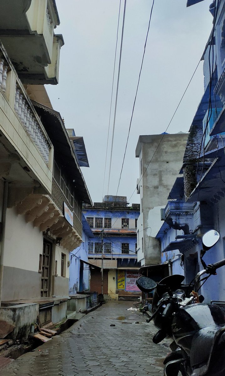 darshilhere's tweet photo. चौड़े रास्ते नहीं, संकड़ी गालियाँ मुझे लुभाती हैं,
 
इसी बहाने यह लोगो को करीब रहकर जीना तो सीखती हैं |
#poetry #dilkibaat #WednesdayThoughts #citiesofindia #streetsarelove https://t.co/UO8JiUZVxq