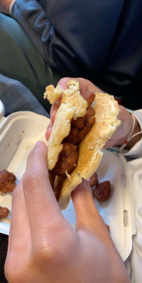 Kellanv05's tweet photo. ever tried crispy bbq chicken buttermilk pancake taco???🤤🤤 https://t.co/ls71CQ8Vb1