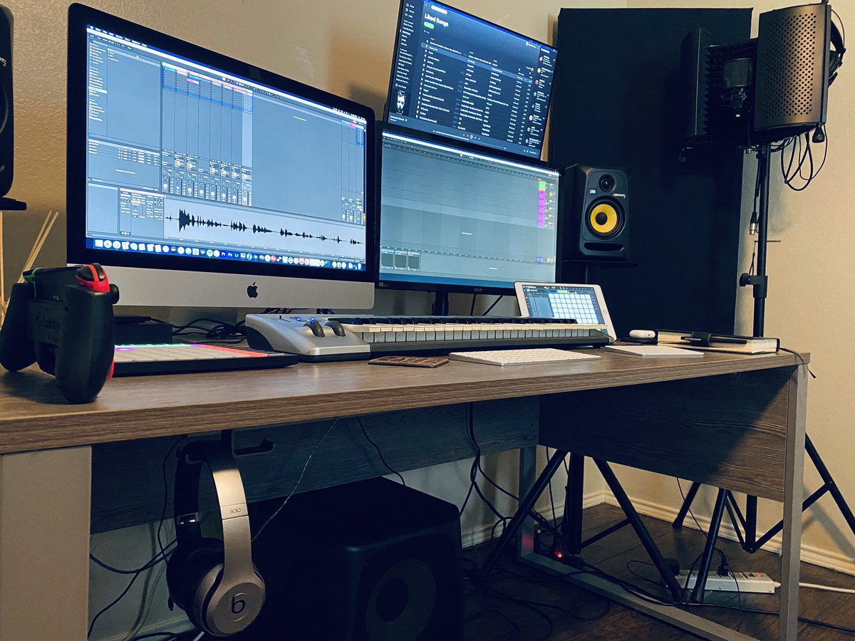 realRioDan's tweet photo. New Desk and stands 💥
•
#recordingtime https://t.co/2i3Ik9n5Ft