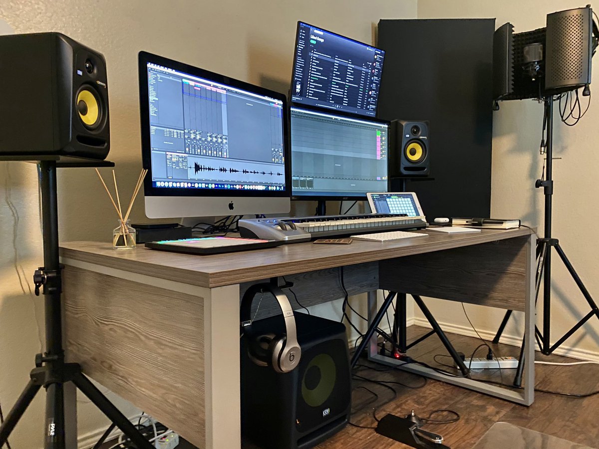 realRioDan's tweet photo. New Desk and stands 💥
•
#recordingtime https://t.co/2i3Ik9n5Ft