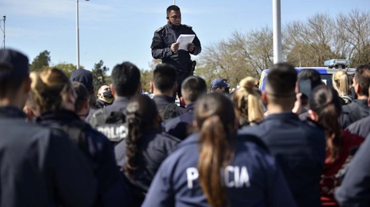 merloahora's tweet photo. LOS 14 PEDIDOS QUE LA POLICÍA BONAERENSE LE ENTREGÓ A AXEL KICILLOF

A pesar de los anuncios que se realizaron esta mañana, los efectivos reclaman medidas concretas para terminar con la protesta.

https://t.co/ylQsDatXLX https://t.co/yjub8Ucecs