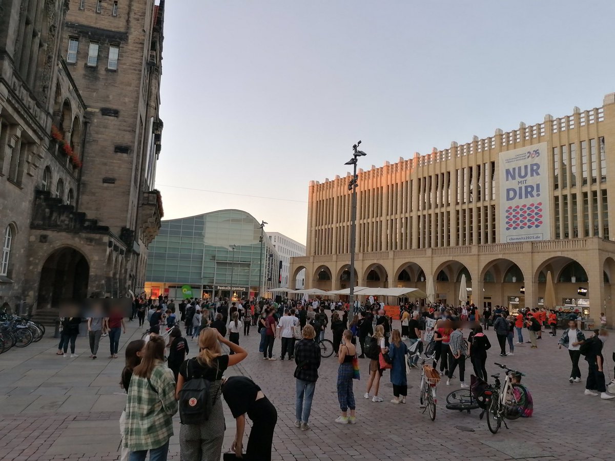 _C_Nazifrei's tweet photo. Der Markt in #Chemnitz ist gut gefüllt! Danke an alle die so kurzfristig gekommen sind! #WirHabenPlatz! #c0909 https://t.co/U1e4fudkIA