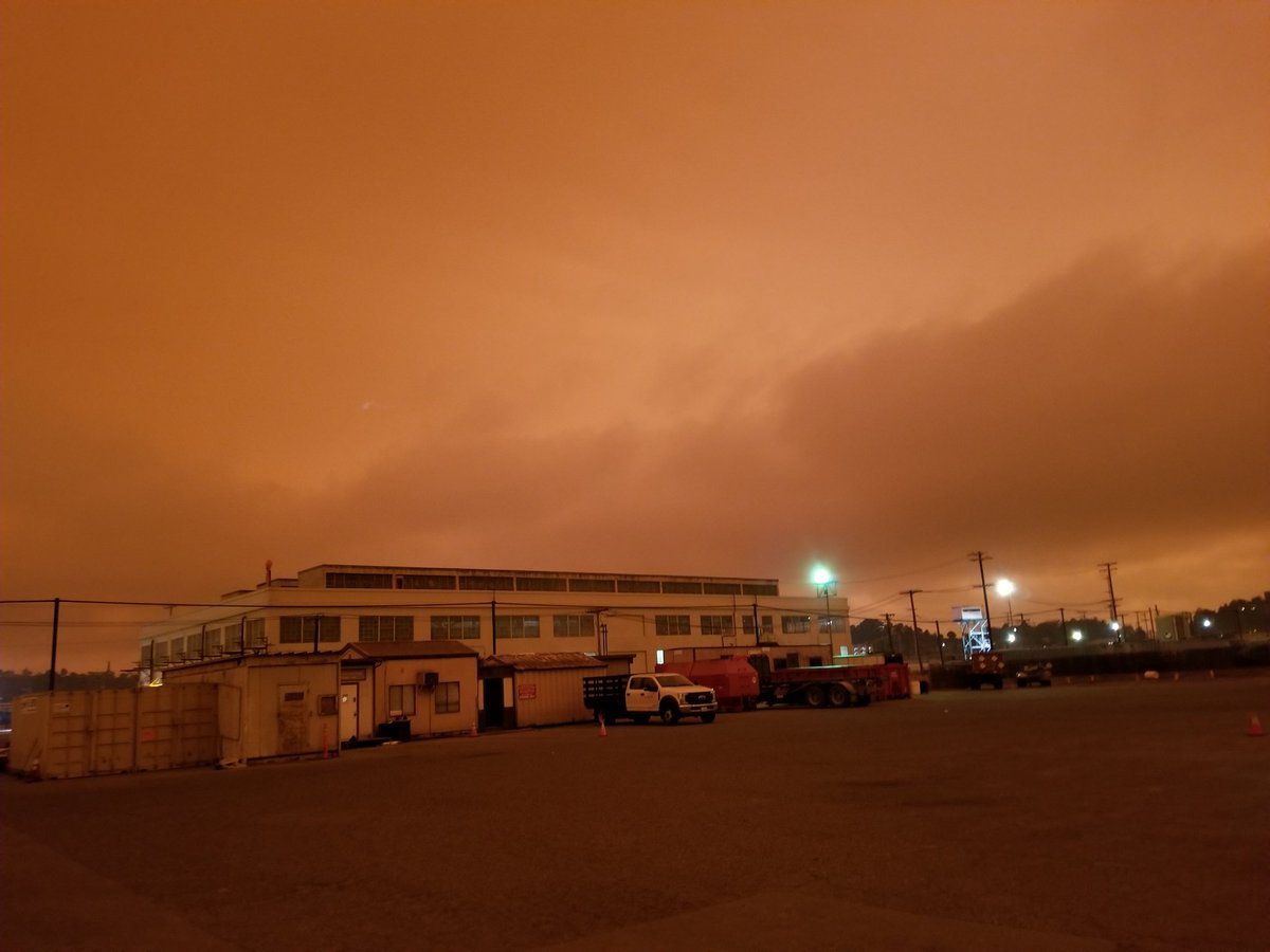 thelaw10's tweet photo. This is 11:00 AM in https://t.co/KsngL9vzcn because of si many fires burning out hear. https://t.co/CbD9BayBPT