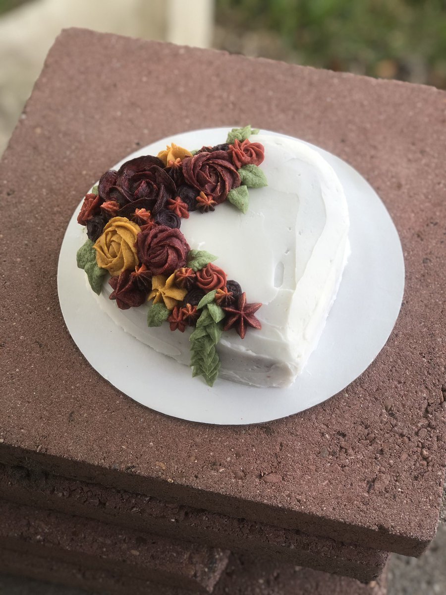 BreDraws's tweet photo. It’s not a drawing but I just love how pretty my cake turned out. https://t.co/QmmoiXEbZh