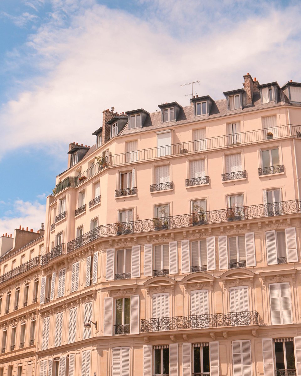 Ich bin ein riesengroßer Fan von diesen Hausfassaden in Paris. So wunderschön mit den vielen Fenstern und Balkonen 😍

#paris #sehenswürdigkeiten #fenster #frankreich