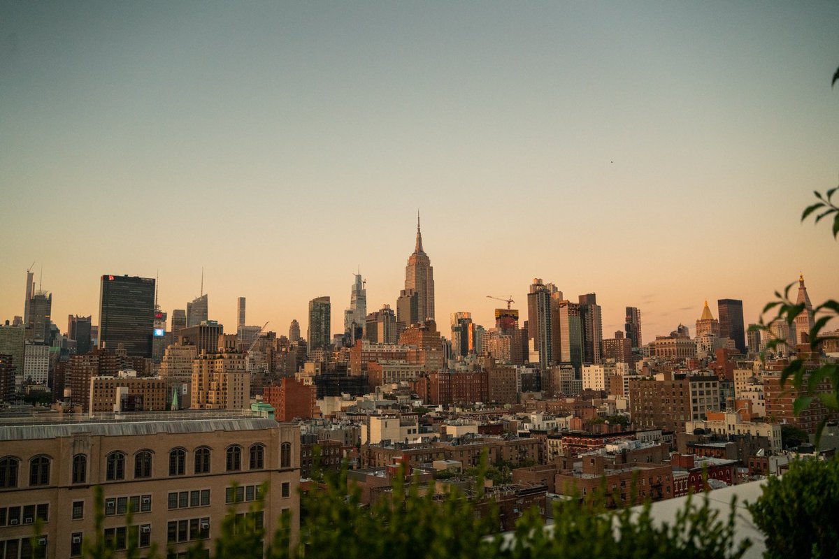 Casual reminder that this is our view! You can reserve a spot on our outdoor rooftop by visiting the link in our bio ✨ PHDLOUNGE.com