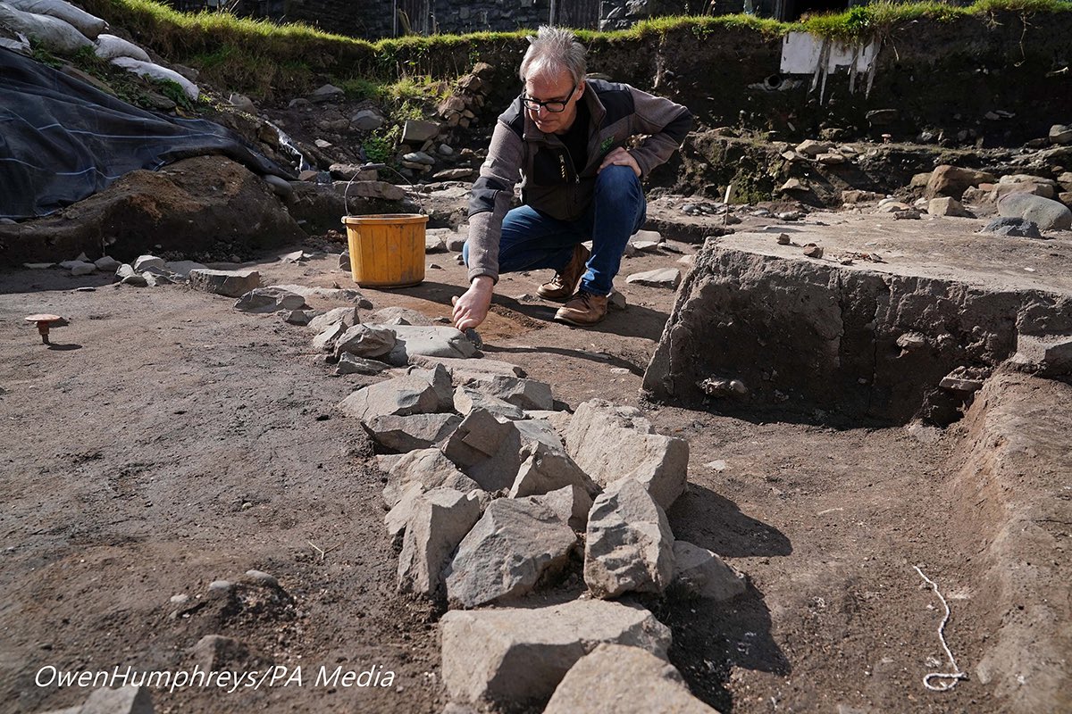owenhumphreys1's tweet photo. Remains of a 2,000-year-old Roman roundhouse are unearthed during excavations at Bamburgh Castle in Northumberland @VisitNland @Bamburgh_Castle @PAImages https://t.co/Ol8M4XkOnn