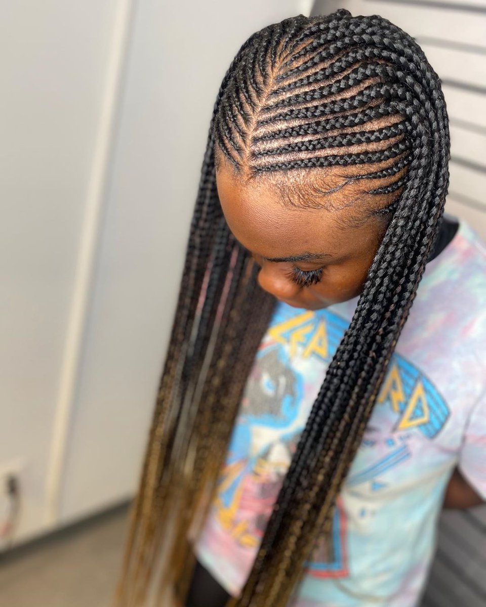 Touchedbytb_'s tweet photo. Black braids are BORING!
Liv a LIL check out @the_braid_collection 💜 I decided to go with Cartel  Couture for this ombré blend 🥰 #Touchedbytb_ #upanddown  #knotlessbraids  #knotlessbraids  #feederbraids  #feedinbraids  #feedins  #feedincornrows  #protectivestyles  #ombrebraids https://t.co/JsJQ3cApQL