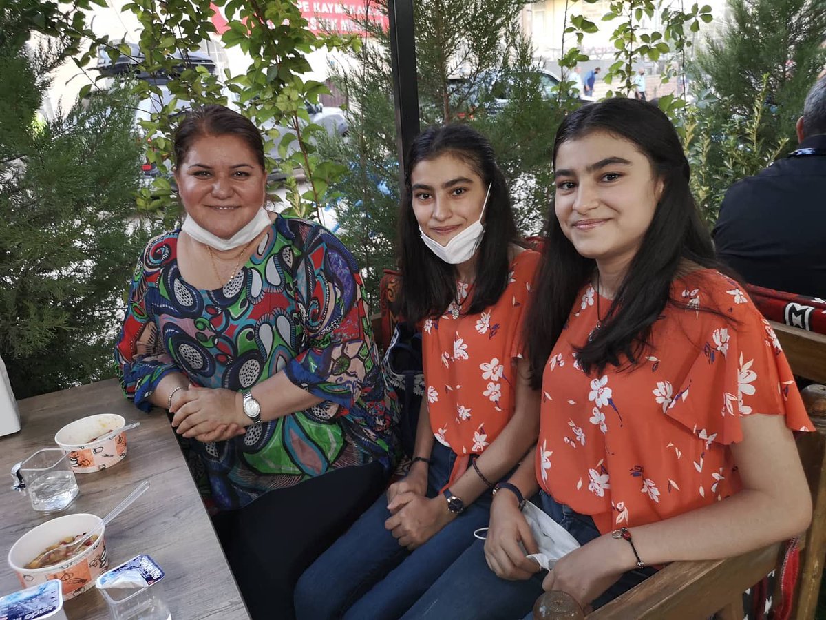 Muharrem ayında Aşurasız olmaz.
Niyet önemli,
Damak tadı zaten güzel Üstadımızın.
Kızıltepenin lezzeti eskiye dayanan, vazgeçilmeyen isimlerinden
Hikmet Ölçer in misafiriydik.
Davetleri için kendilerine teşekkür ederiz.
Aşuranızın kabul,
Dualarınızın makbulü ile
#MuharremAyıAşura