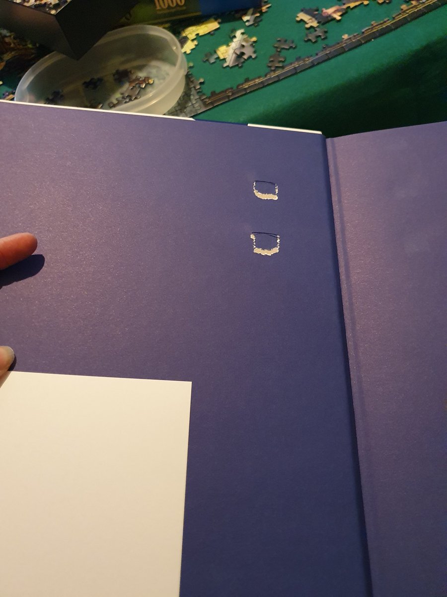 ClineDecroix's tweet photo. @ed_lamartiniere bonjour. Je viens de m'offrir ce petit cadeau, acheté @furetdunord et quelle déception en l'ouvrant. La couverture est abîmée. https://t.co/w2mXXzRwdn