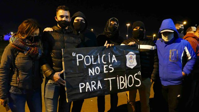 AlejoForni's tweet photo. #PoliciaBonarense bueno no hay mucho más que especular. Con una pistola en la cintura y rodeando la casa del presidente esto es un acto de Sedición. Si dejamos que pase el tiempo vendrán otros "reclamos salariales"  #LaDemocraciaSeRespeta https://t.co/8qVIfLwAc6