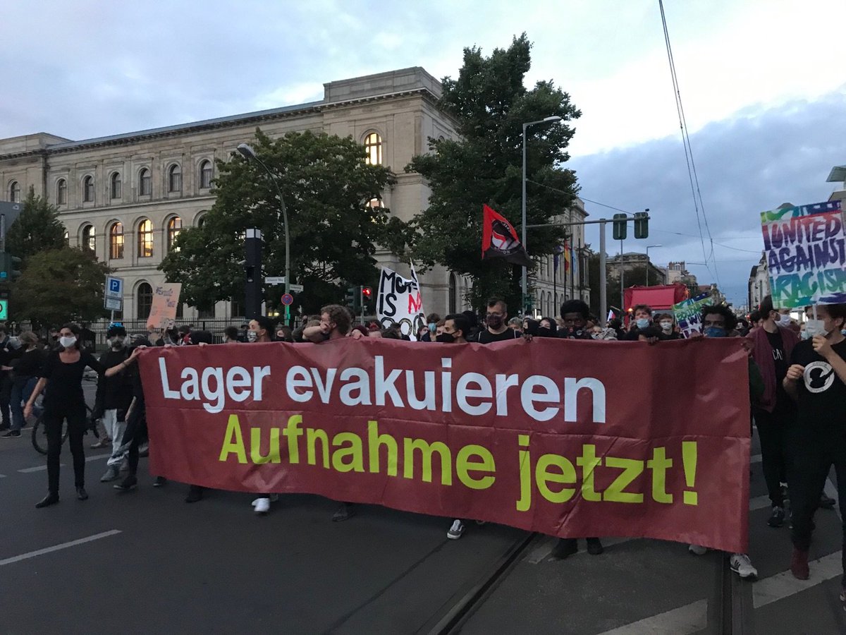 Die solidarische Gesellschaft ist heute auf der Straße und fordert: Evakuiert #Moria und alle Lager, #wirhabenplatz. Aufnahme der Geflüchteten jetzt! Allein in #Berlin sind 10.000 unterwegs und viele viele mehr in ganz Deutschland! #LeaveNoOneBehind #b0909