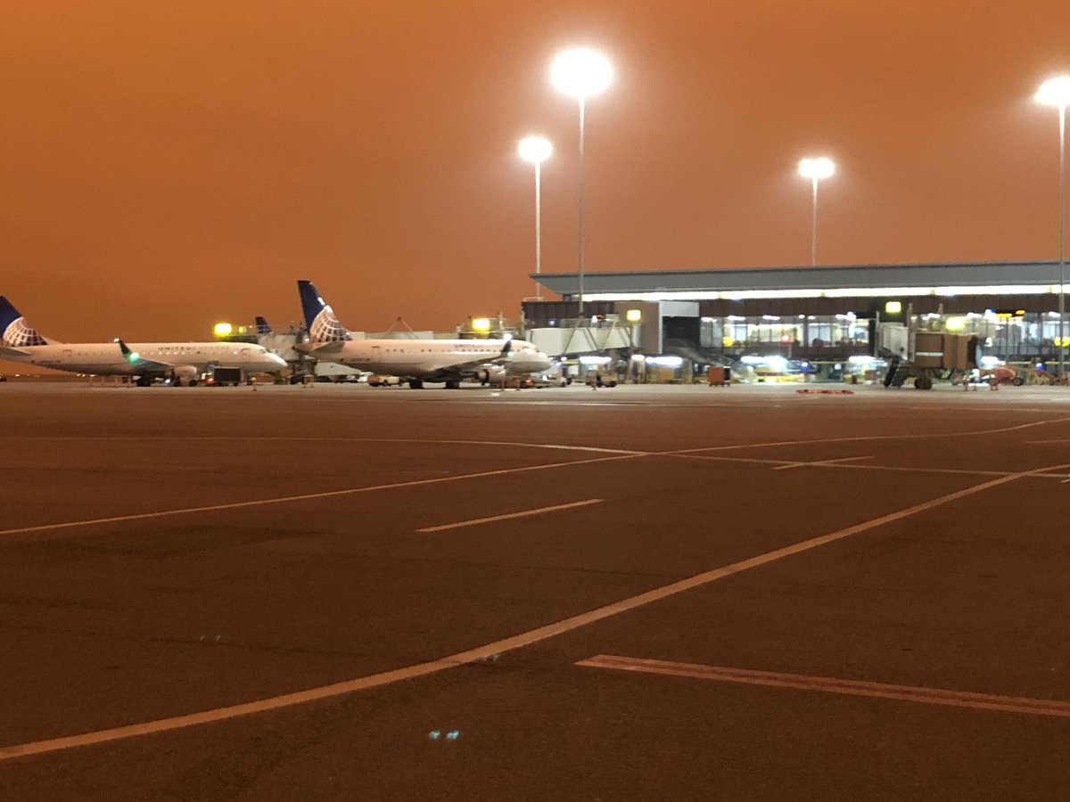 Tweety9161's tweet photo. Team SFO working under smoky conditions! 😷May the weather get better soon! 🙏🏼Stay safe! @weareunited #beingunited https://t.co/LMLYMR9sjD