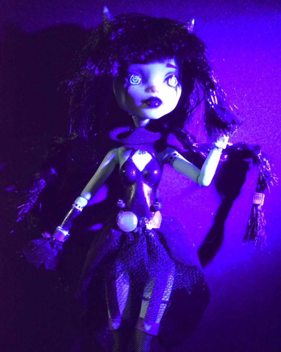 galaxycustom's tweet photo. My spooky circus performer🖤
This doll has been a year in the making, she’s gone thought 2 face ups and lots of redesigns x_x but I’m really happy with how she turned out🖤💜
#monsterhighcustoms #customdoll #dollcustom #spooky #circus #circusperformer #dollartist https://t.co/By2Ul5op84