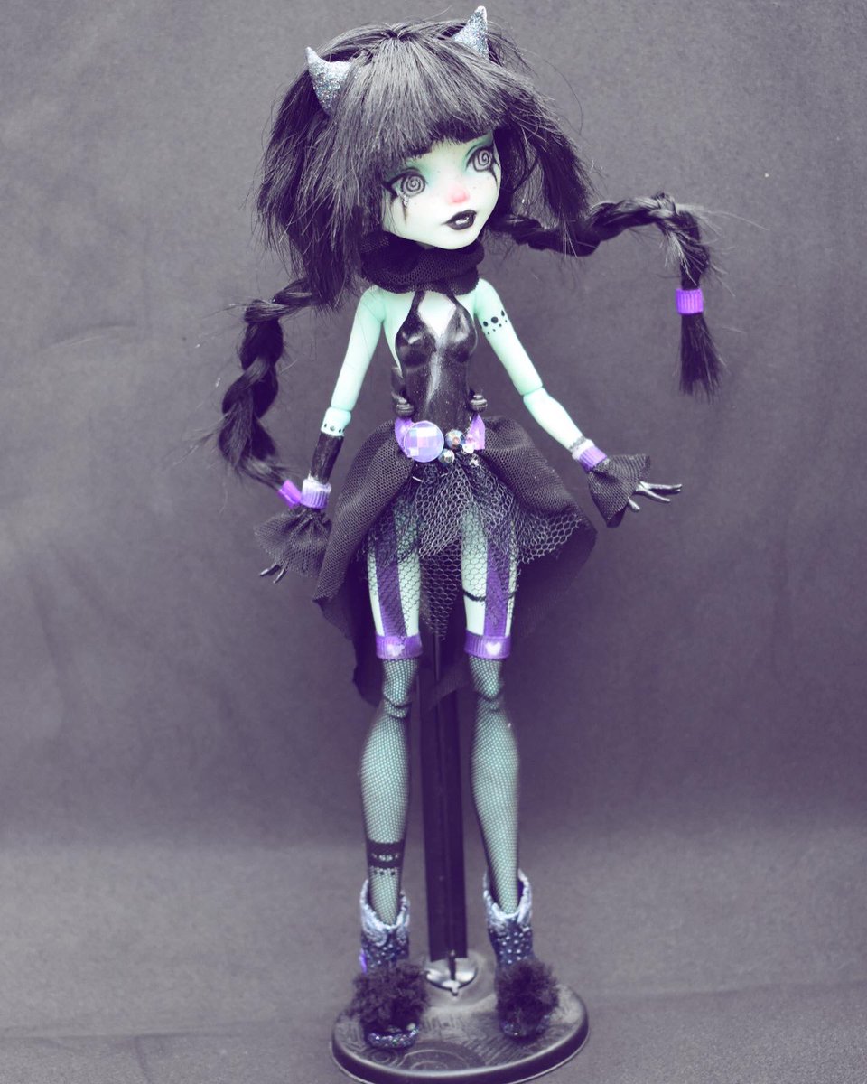 galaxycustom's tweet photo. My spooky circus performer🖤
This doll has been a year in the making, she’s gone thought 2 face ups and lots of redesigns x_x but I’m really happy with how she turned out🖤💜
#monsterhighcustoms #customdoll #dollcustom #spooky #circus #circusperformer #dollartist https://t.co/By2Ul5op84