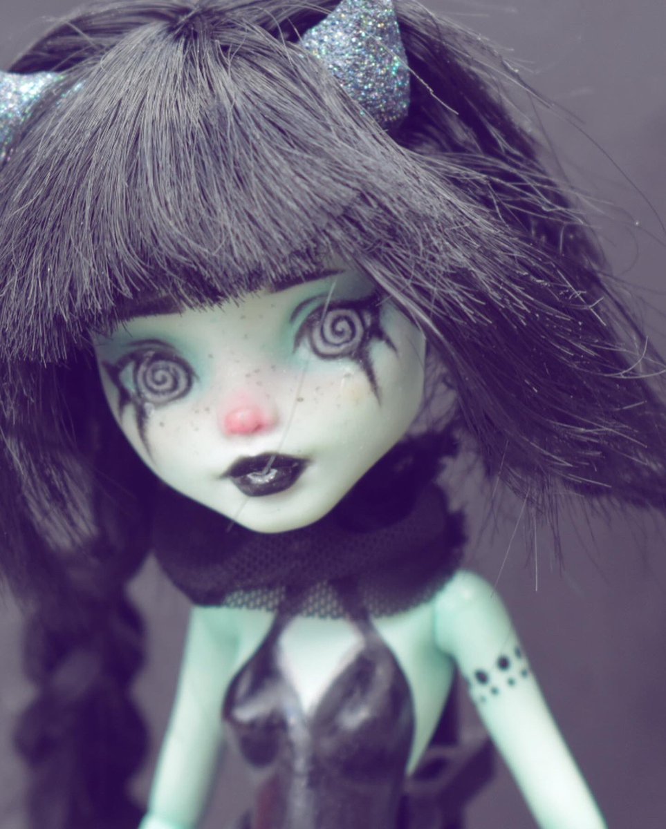 galaxycustom's tweet photo. My spooky circus performer🖤
This doll has been a year in the making, she’s gone thought 2 face ups and lots of redesigns x_x but I’m really happy with how she turned out🖤💜
#monsterhighcustoms #customdoll #dollcustom #spooky #circus #circusperformer #dollartist https://t.co/By2Ul5op84