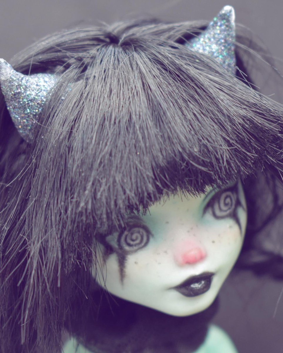 galaxycustom's tweet photo. My spooky circus performer🖤
This doll has been a year in the making, she’s gone thought 2 face ups and lots of redesigns x_x but I’m really happy with how she turned out🖤💜
#monsterhighcustoms #customdoll #dollcustom #spooky #circus #circusperformer #dollartist https://t.co/By2Ul5op84