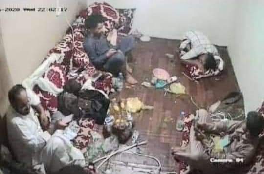 يتصفحون هواتفهم بجانب المقتول غدرا بعد تنفيذ جريمتهم الشنيعة  
يااااربي لفين وصلنا  وعاد البعض يقول نحن أصل العرب  لعن الله ابوها عروبة اذا كانت هكذا
#عبدالله_الاغبري
#محلات_السباعي
#مطلبنا_القصاص_العاجل 
#المشهد_الاخير