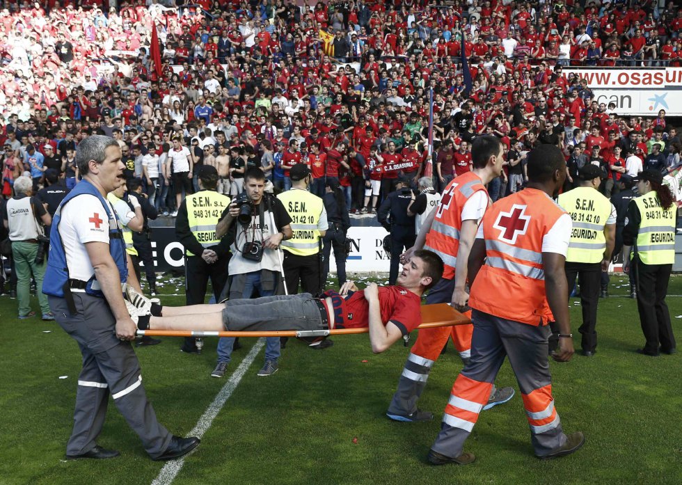 In his last match Osasuna played Betis. Fighting for survival on the final day, they took the lead and a part of the stand fell as fans celebratedThe photo of Betis player N'Diaye carrying a injured Osasuna boy became the image of the match. Thankfully no one got seriously hurt
