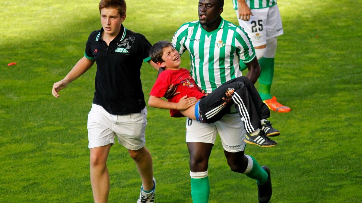 In his last match Osasuna played Betis. Fighting for survival on the final day, they took the lead and a part of the stand fell as fans celebratedThe photo of Betis player N'Diaye carrying a injured Osasuna boy became the image of the match. Thankfully no one got seriously hurt