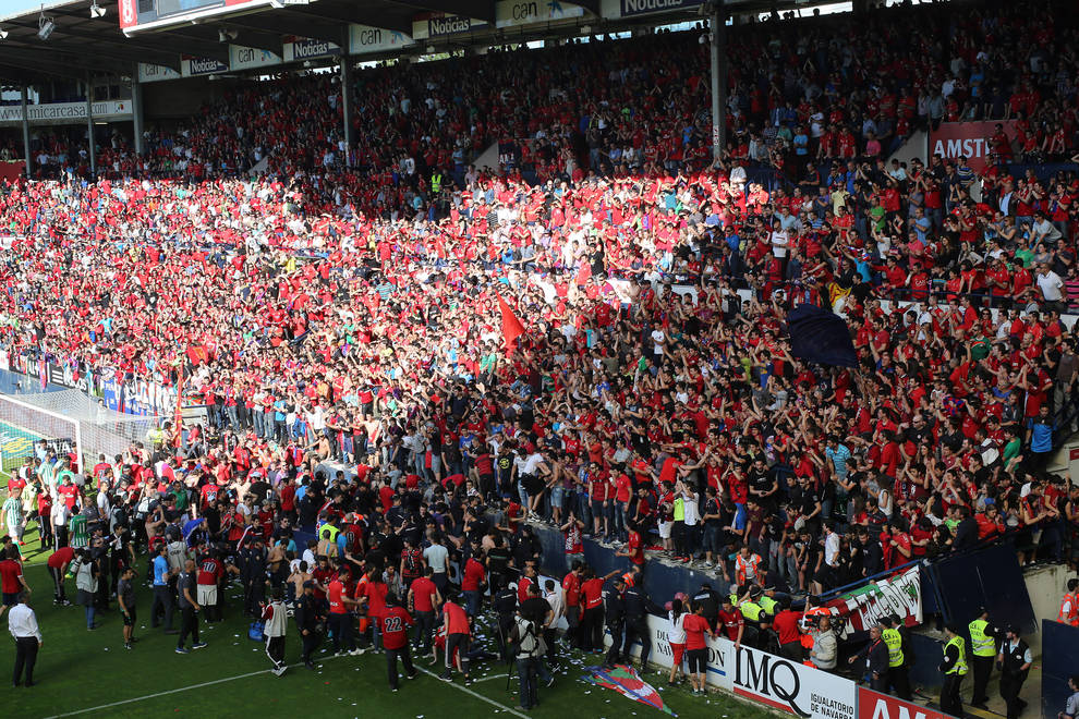 In his last match Osasuna played Betis. Fighting for survival on the final day, they took the lead and a part of the stand fell as fans celebratedThe photo of Betis player N'Diaye carrying a injured Osasuna boy became the image of the match. Thankfully no one got seriously hurt
