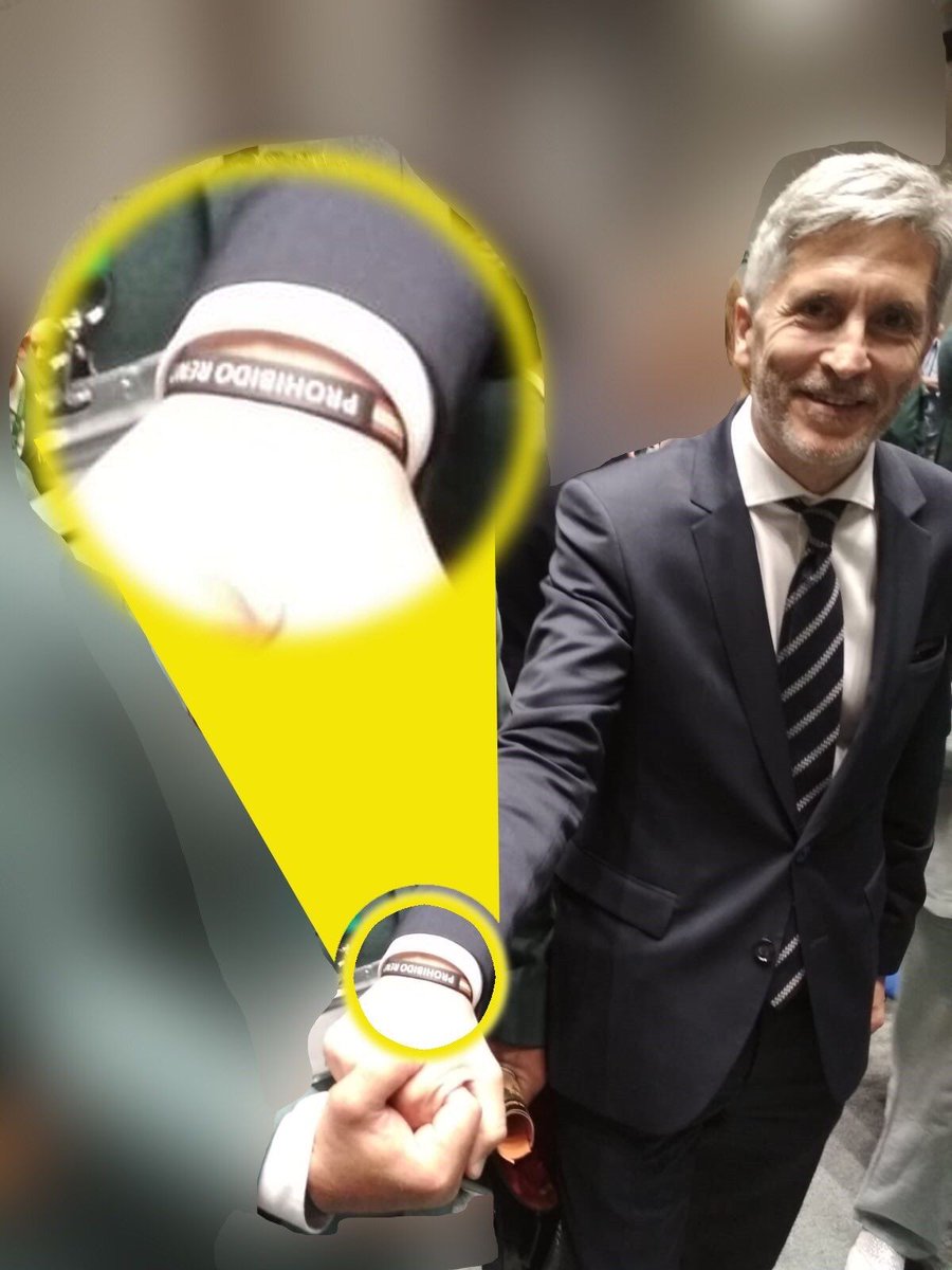 jusapol's tweet photo. Ya sabe que nuestro lema es #ProhibidoRendirse le dimos nuestra pulsera

Ya sabe que nuestra reclamación es la #EquiparacionYa

Sabe de sobra que con lo firmado no llega

Y sabe que la igualdad que pedimos es de justicia 

En los próximos PGE debe estar presente, nos lo deben‼️ https://t.co/6oAvQs49wd