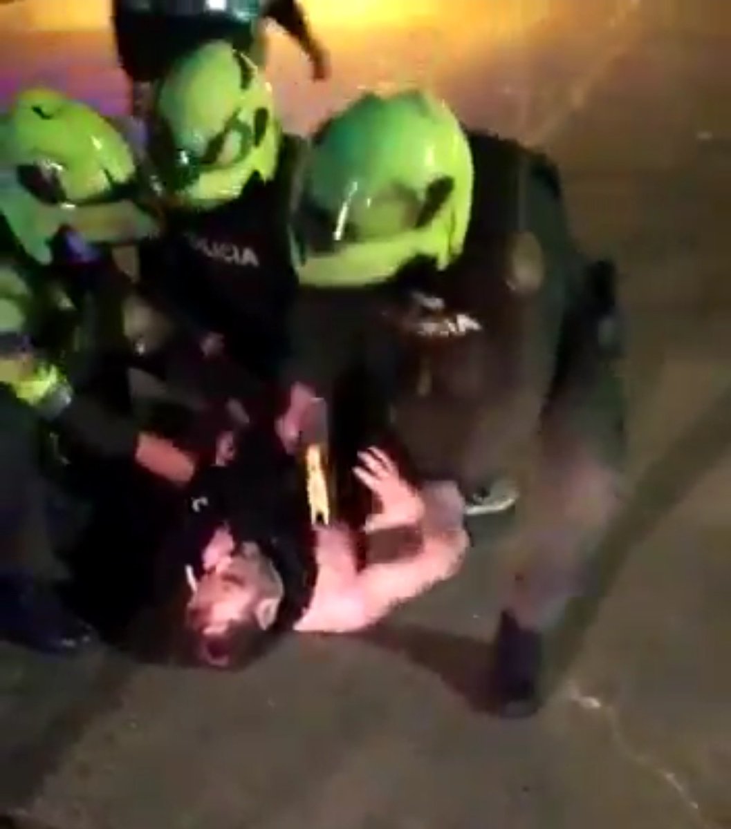 JUANCAELBROKY's tweet photo. Policías asesinan con sevicia a abogado y padre de familia Javier Ordoñez, con múltiples choques eléctricos. 
JAVIER NO MURIÓ FUE ASESINADO, LO MATARON.
Ojalá esto NO QUEDE EN LA IMPUNIDAD! 
#JavierNoMurioAJavierLoMataron #ColombianLivesMatter #PoliciaCriminal #PoliciasAsesinos https://t.co/hjspoeYxjR