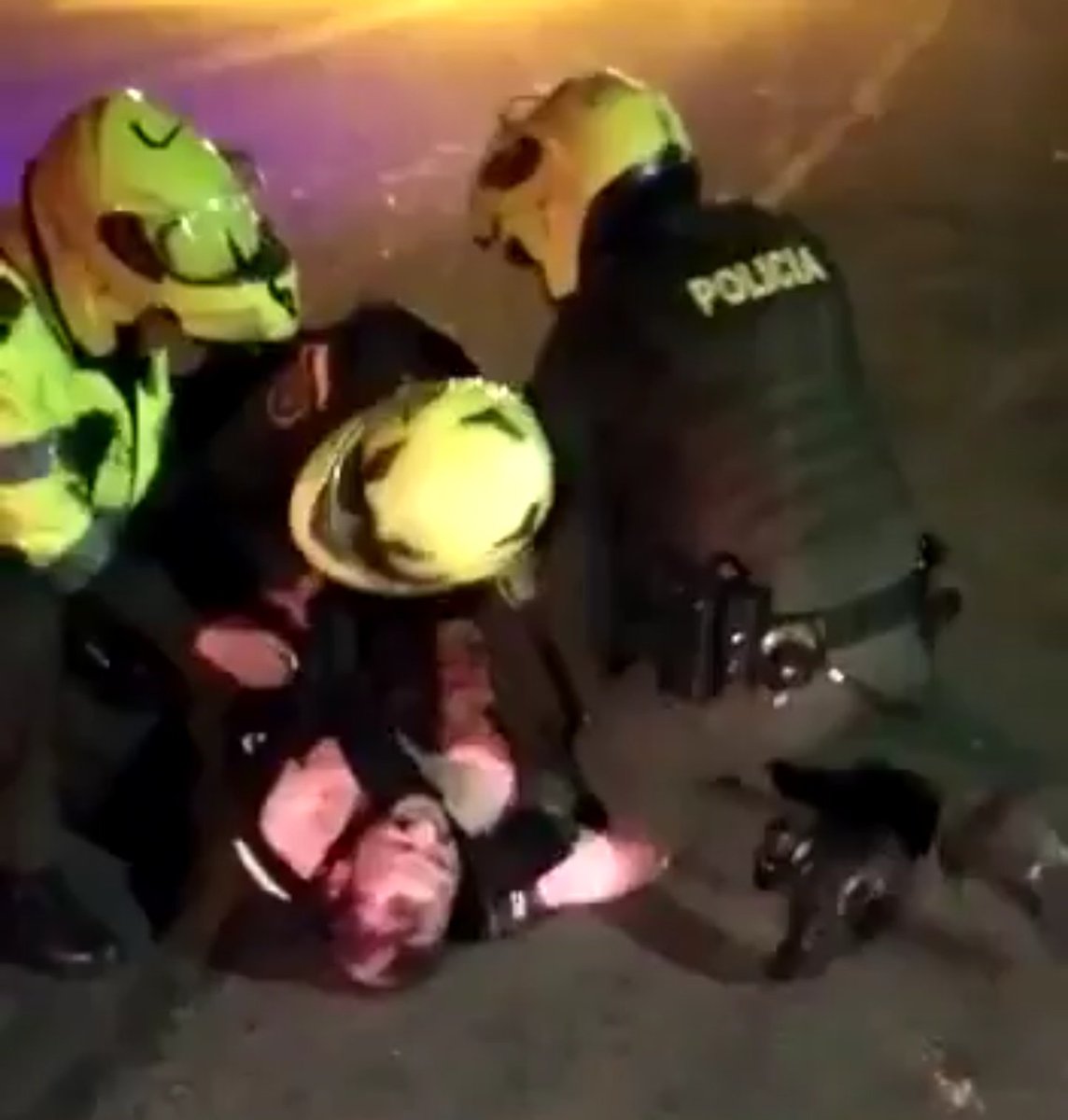 JUANCAELBROKY's tweet photo. Policías asesinan con sevicia a abogado y padre de familia Javier Ordoñez, con múltiples choques eléctricos. 
JAVIER NO MURIÓ FUE ASESINADO, LO MATARON.
Ojalá esto NO QUEDE EN LA IMPUNIDAD! 
#JavierNoMurioAJavierLoMataron #ColombianLivesMatter #PoliciaCriminal #PoliciasAsesinos https://t.co/hjspoeYxjR