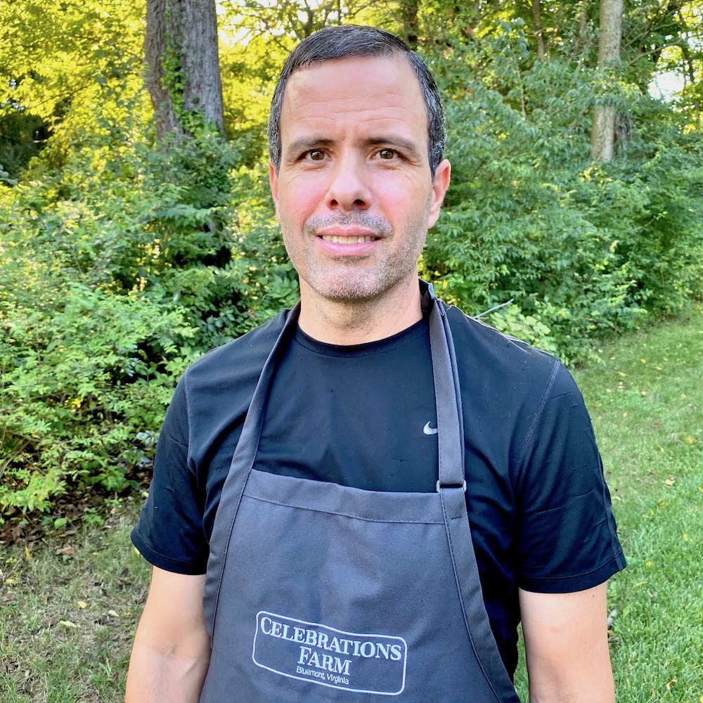 roottotableltd's tweet photo. Meet the Host Chef of our final Root to Table event happening Oct. 11th, Chef Jose Marty of Celebrations Farm in Northern Virginia! 👨‍🍳

Learn more about Chef Jose and his food passions ➡️ https://t.co/24oFMecBmB

#cheflife #roottotable https://t.co/vHLTAloVyX