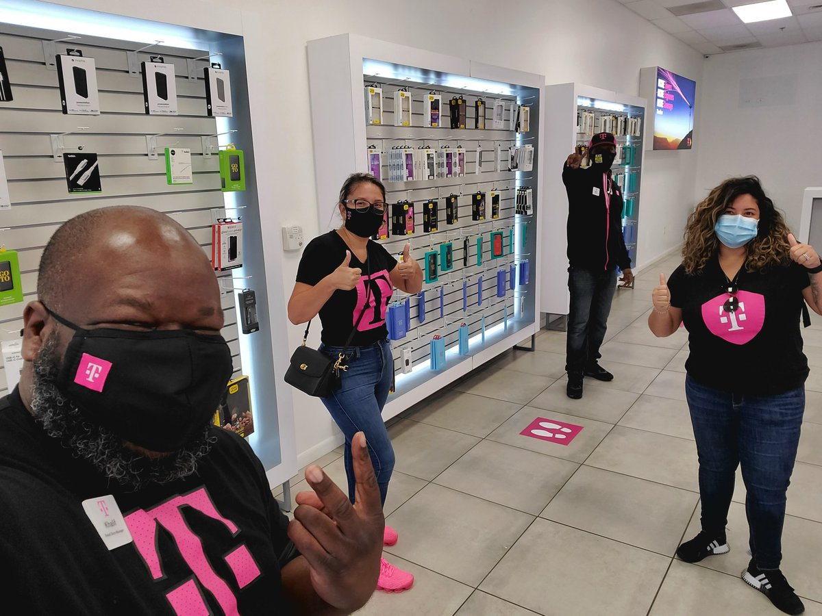 illkrg's tweet photo. Amazing visit from 2 of the best in the biz!! #TMUS #energyiskey #MagentaMagic @pattyc101 @bnash001 @JonFreier https://t.co/qNMtL8ehHl
