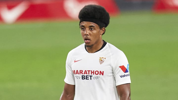 Strengths: Aerial duels.Weaknesses: TacklingStyle of play: Does not dive into tackles.