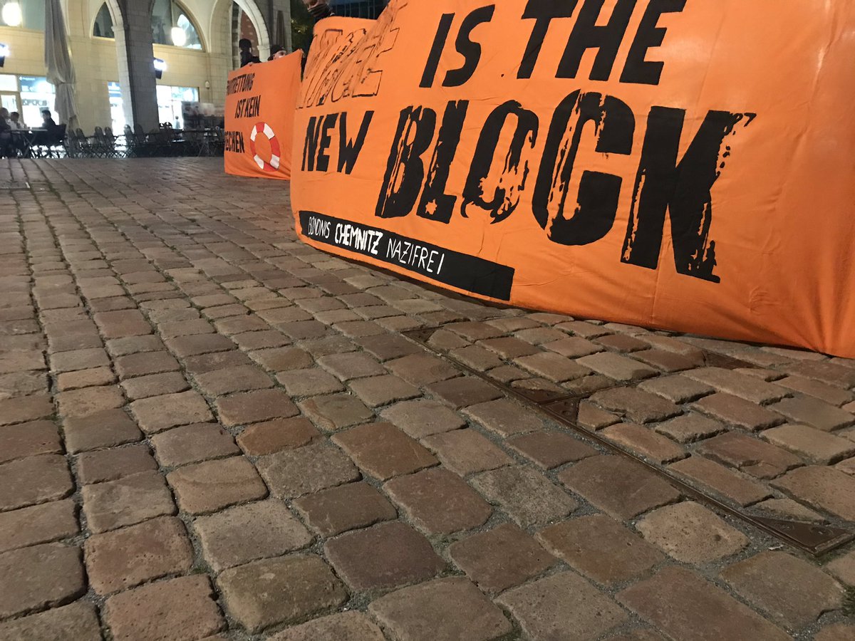 _C_Nazifrei's tweet photo. Sammelt euch hinter den Transparenten zum los laufen! #WirHabenPlatz #c0909 https://t.co/1wKC5G4RA3