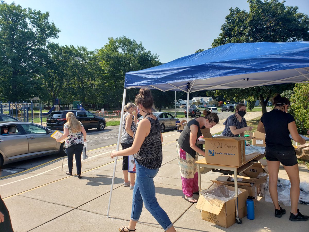 srumph20's tweet photo. Teamwork makes the dream work @holmesroadtweet ! We had a successful K-1 chromebook distribution today! @GreeceCentral https://t.co/ALo1wlrr0f